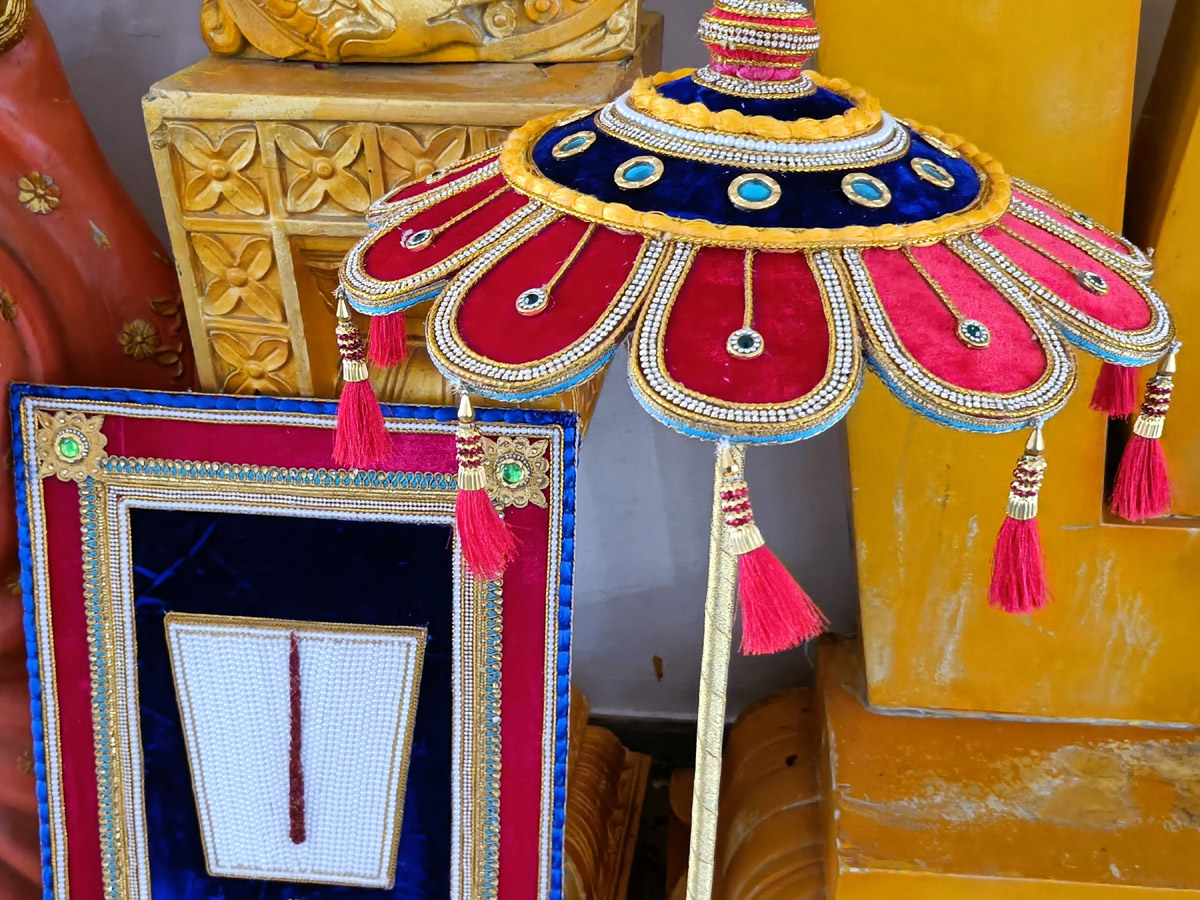 Tirumala Venkateswara Swamy Received Special Ornaments Made With Dry Fruits - Sakshi3