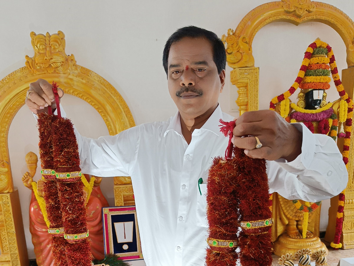 Tirumala Venkateswara Swamy Received Special Ornaments Made With Dry Fruits - Sakshi4