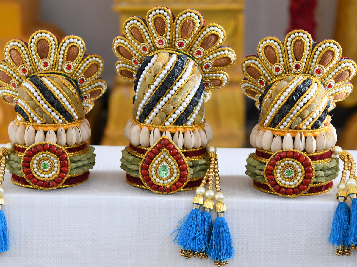 Tirumala Venkateswara Swamy Received Special Ornaments Made With Dry Fruits - Sakshi10