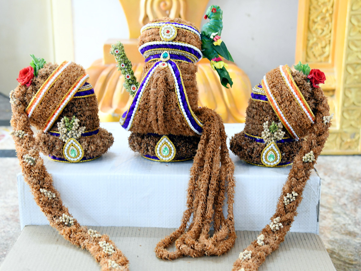 Tirumala Venkateswara Swamy Received Special Ornaments Made With Dry Fruits - Sakshi12