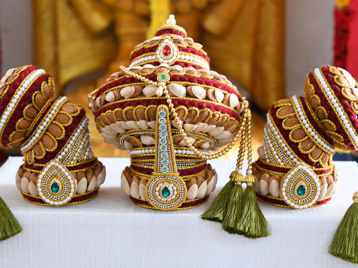 Tirumala Venkateswara Swamy Received Special Ornaments Made With Dry Fruits - Sakshi14