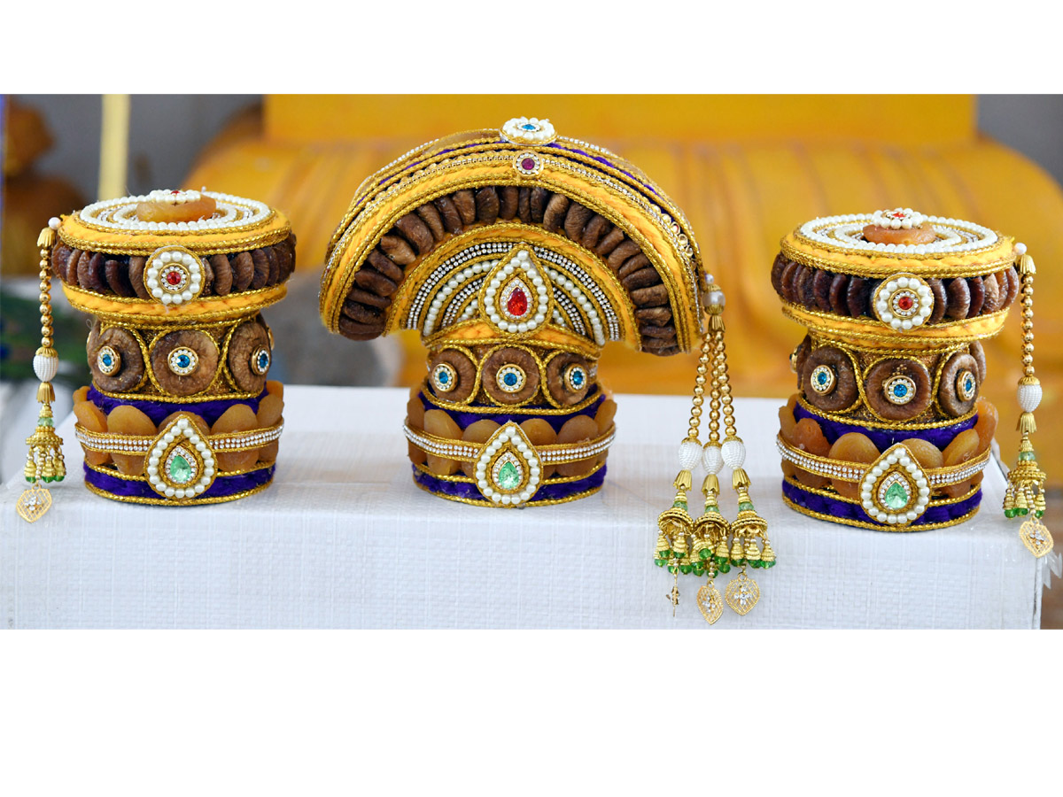 Tirumala Venkateswara Swamy Received Special Ornaments Made With Dry Fruits - Sakshi16