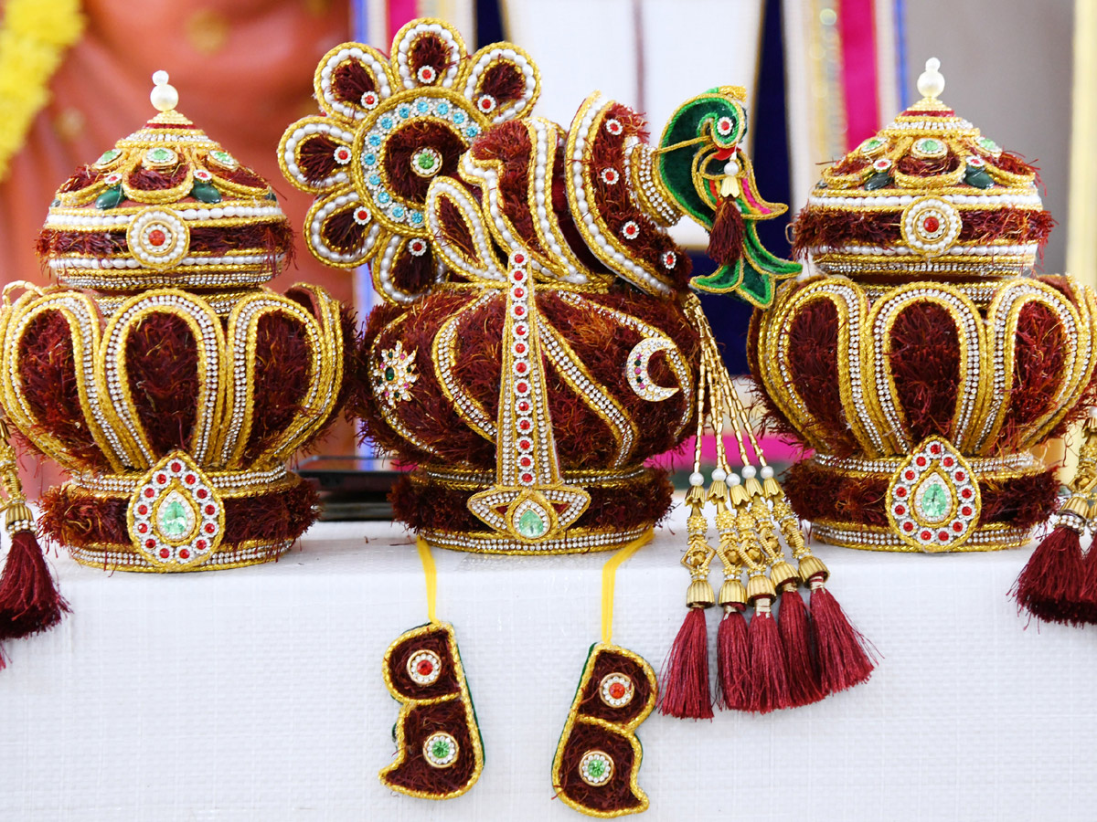 Tirumala Venkateswara Swamy Received Special Ornaments Made With Dry Fruits - Sakshi19