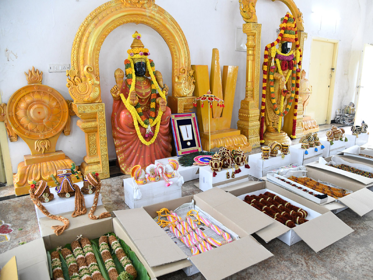 Tirumala Venkateswara Swamy Received Special Ornaments Made With Dry Fruits - Sakshi20