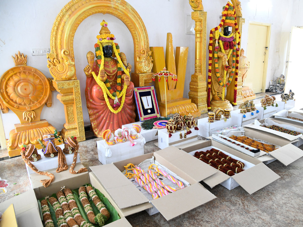 Tirumala Venkateswara Swamy Received Special Ornaments Made With Dry Fruits - Sakshi21