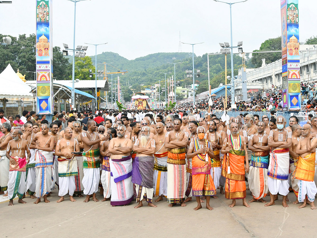 Tirumala Srivari Brahmotsavam 2022 Surya Prabha Vahanam on Seventh Day Photo Gallery - Sakshi2