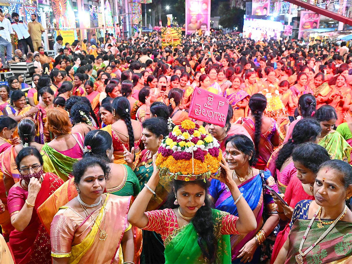 Bathukamma 2022 Celebrations At Hyderabad Balkampet Yellamma Temple - Sakshi14