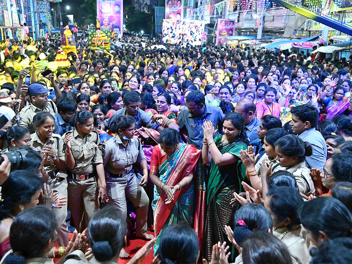 Bathukamma 2022 Celebrations At Hyderabad Balkampet Yellamma Temple - Sakshi15