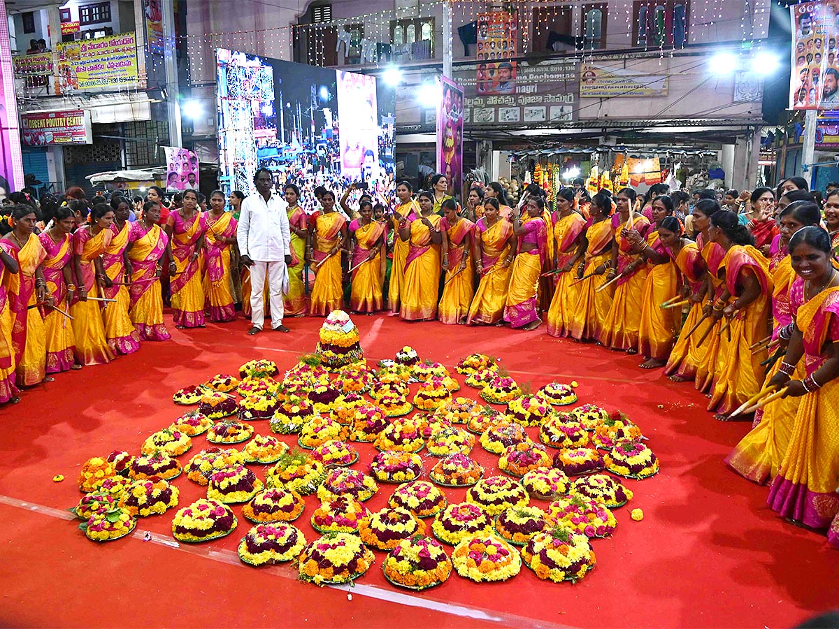 Bathukamma 2022 Celebrations At Hyderabad Balkampet Yellamma Temple - Sakshi17