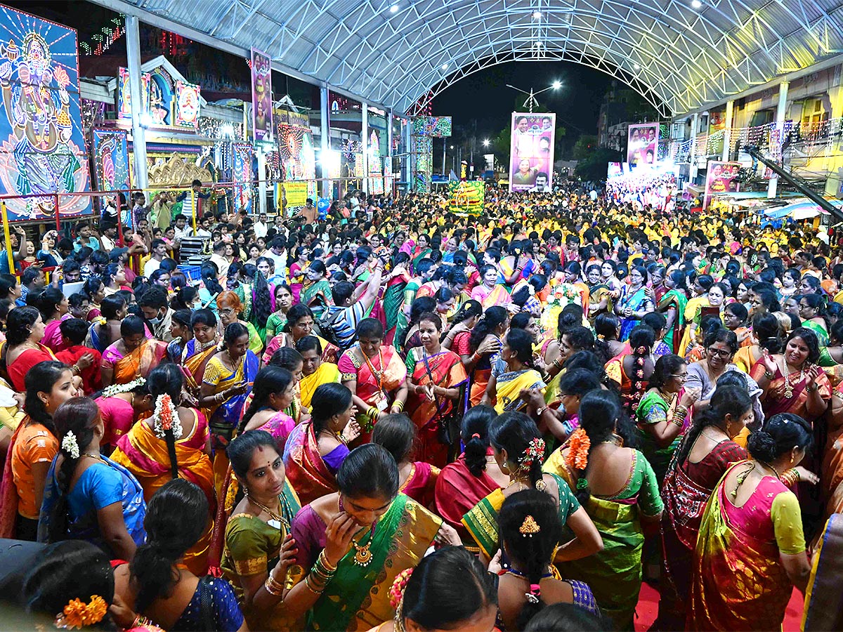 Bathukamma 2022 Celebrations At Hyderabad Balkampet Yellamma Temple - Sakshi18