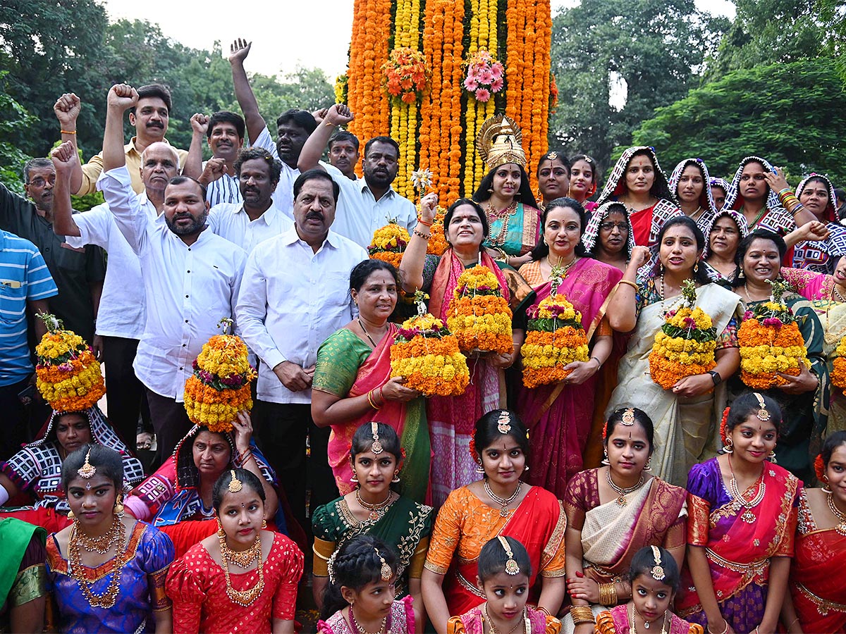 Bathukamma 2022 Celebrations At Hyderabad Balkampet Yellamma Temple - Sakshi7