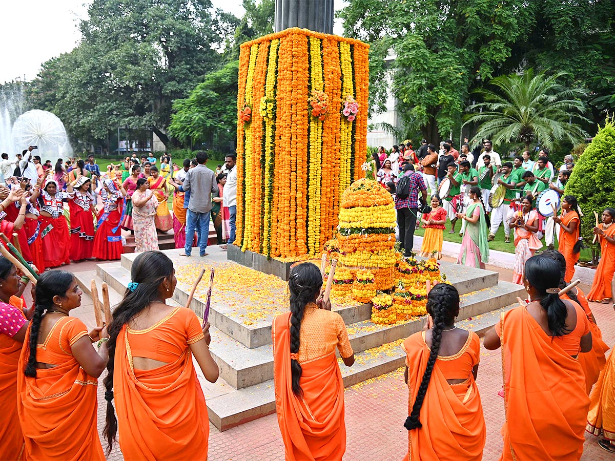 Bathukamma 2022 Celebrations At Hyderabad Balkampet Yellamma Temple - Sakshi8