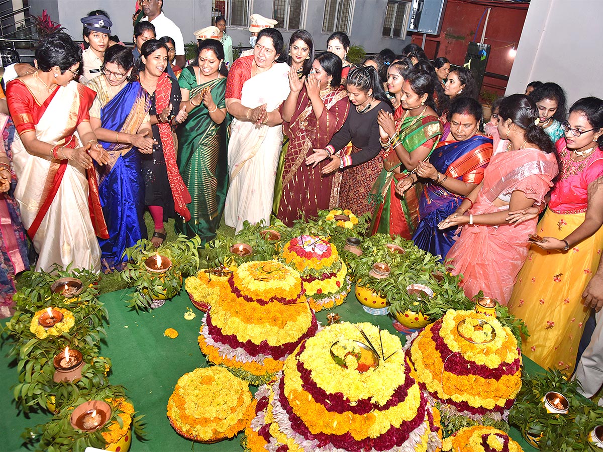 Bathukamma 2022 Celebrations At Hyderabad Balkampet Yellamma Temple - Sakshi9