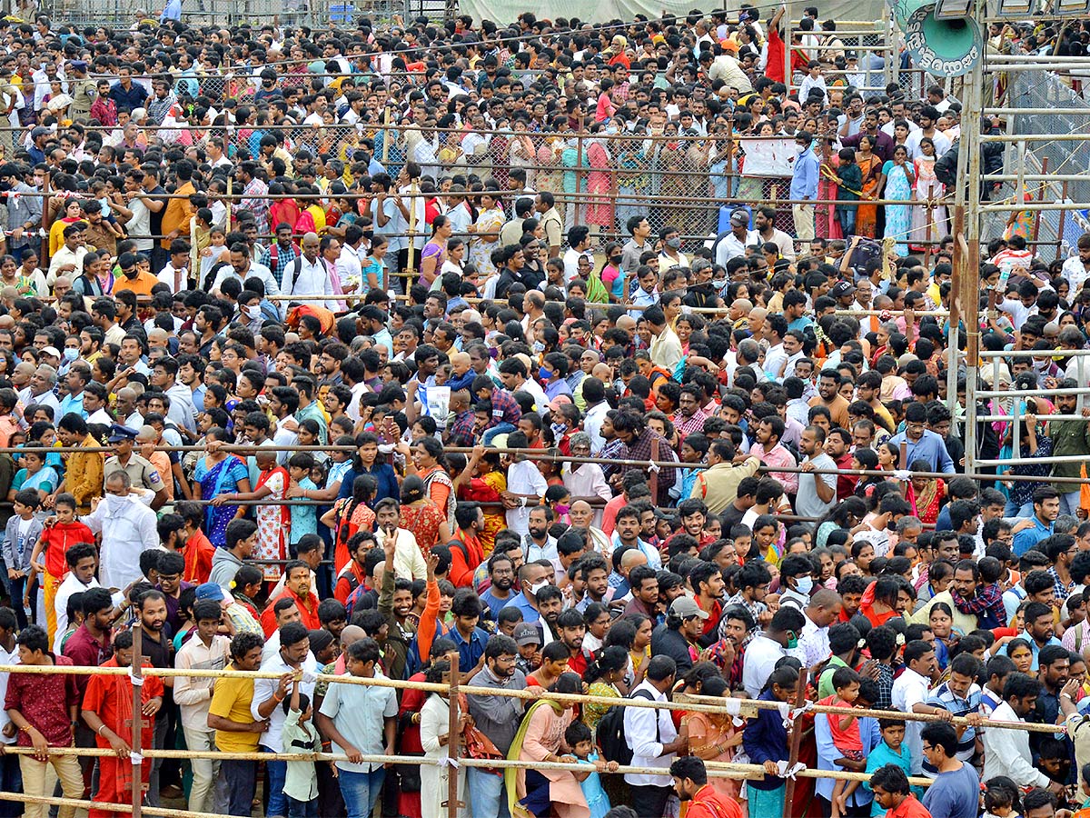 Devi Sharan Navaratri Celebrations 2022 Vijayawada Durga Temple - Sakshi11