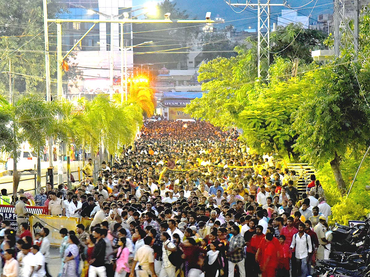 Devi Sharan Navaratri Celebrations 2022 Vijayawada Durga Temple - Sakshi12