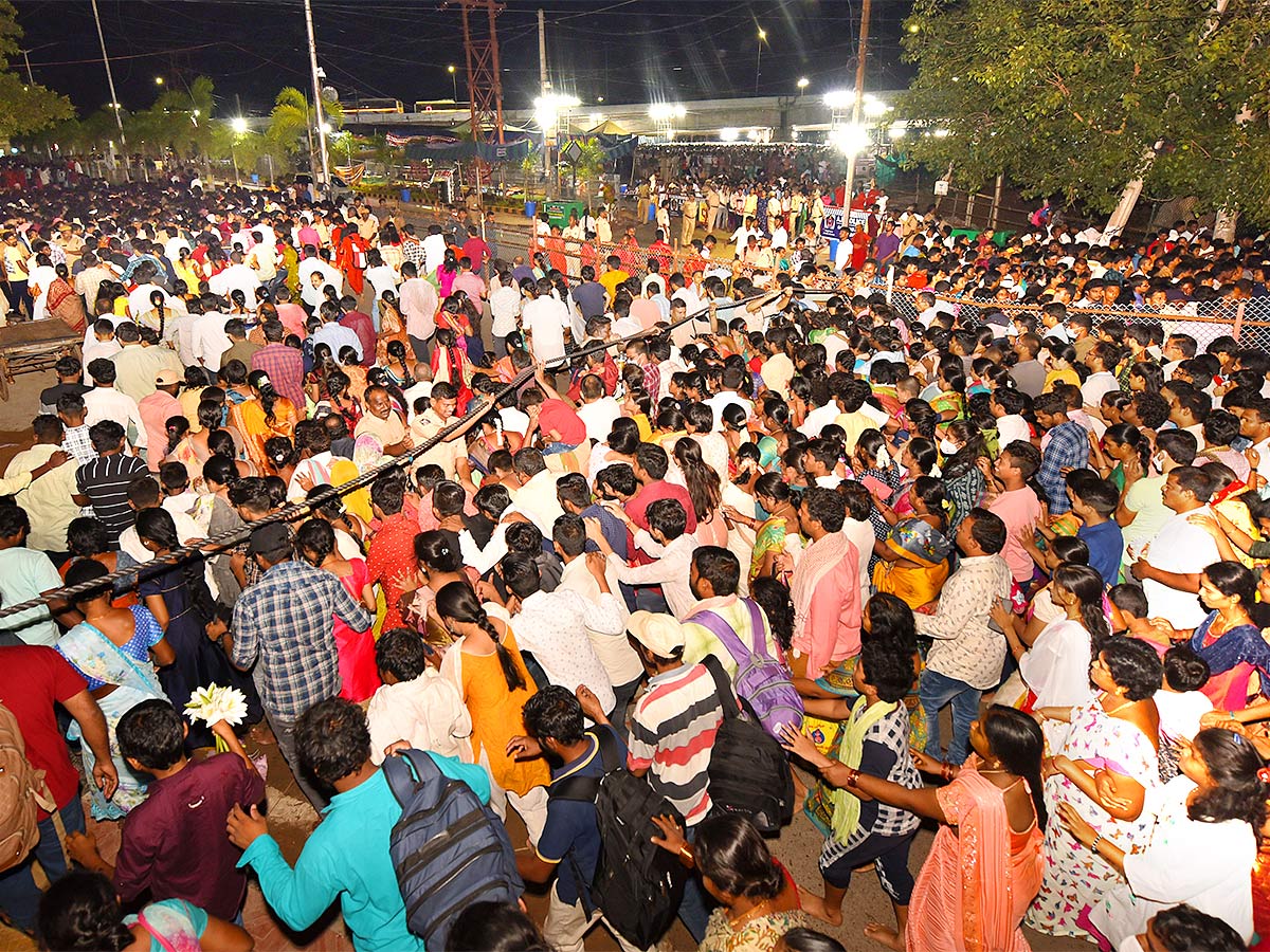 Devi Sharan Navaratri Celebrations 2022 Vijayawada Durga Temple - Sakshi13