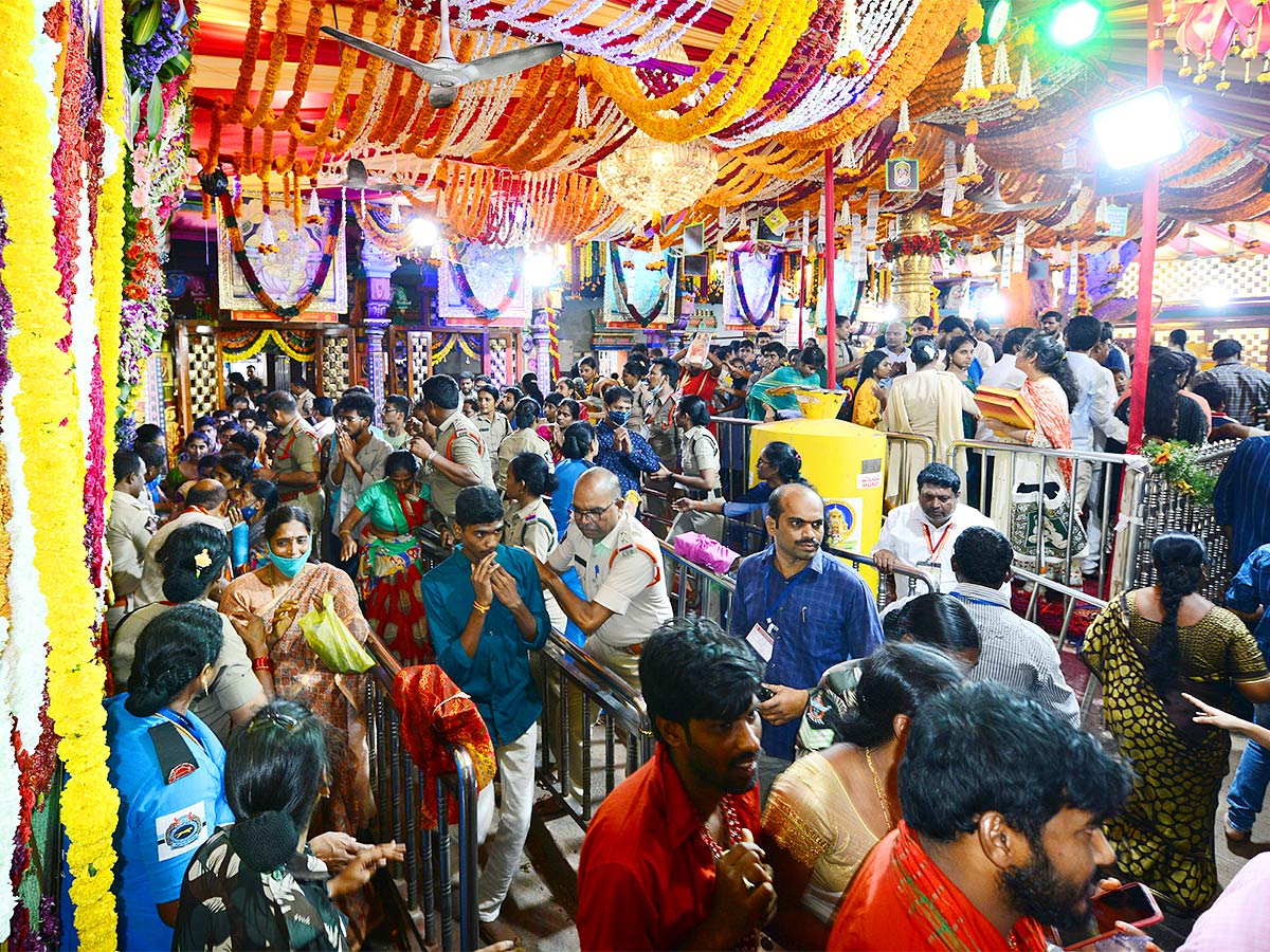 Devi Sharan Navaratri Celebrations 2022 Vijayawada Durga Temple - Sakshi14