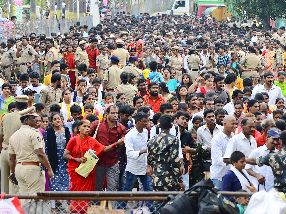 Devi Sharan Navaratri Celebrations 2022 Vijayawada Durga Temple - Sakshi19