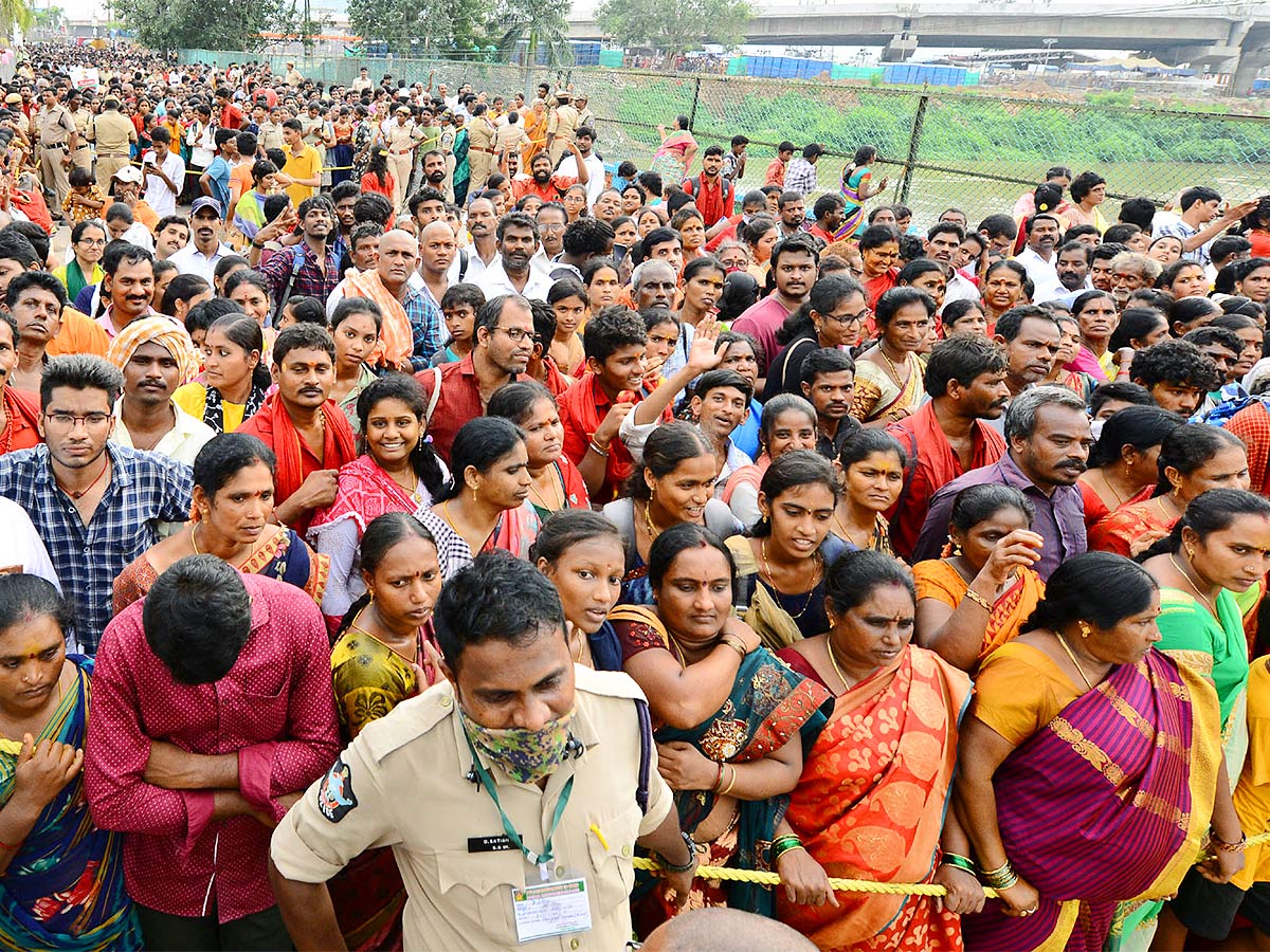 Devi Sharan Navaratri Celebrations 2022 Vijayawada Durga Temple - Sakshi20