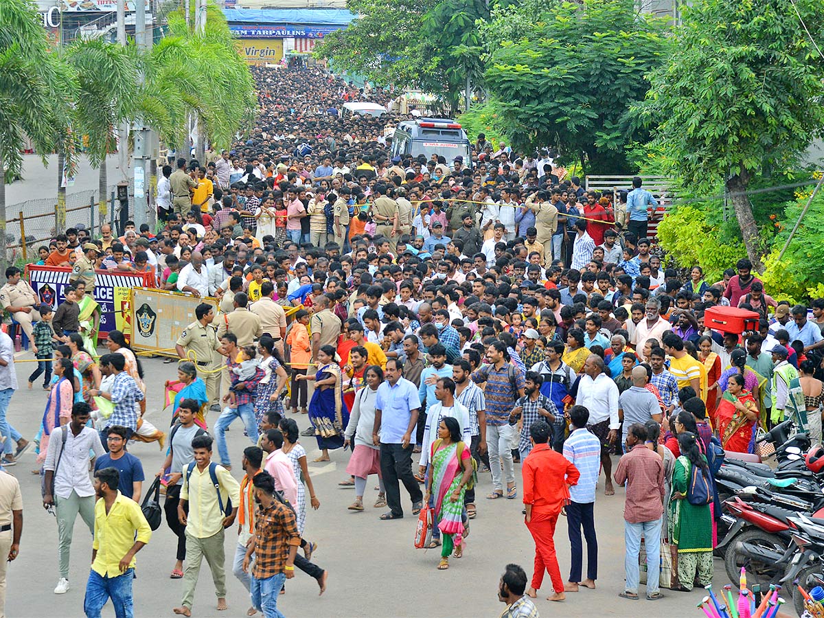 Devi Sharan Navaratri Celebrations 2022 Vijayawada Durga Temple - Sakshi21