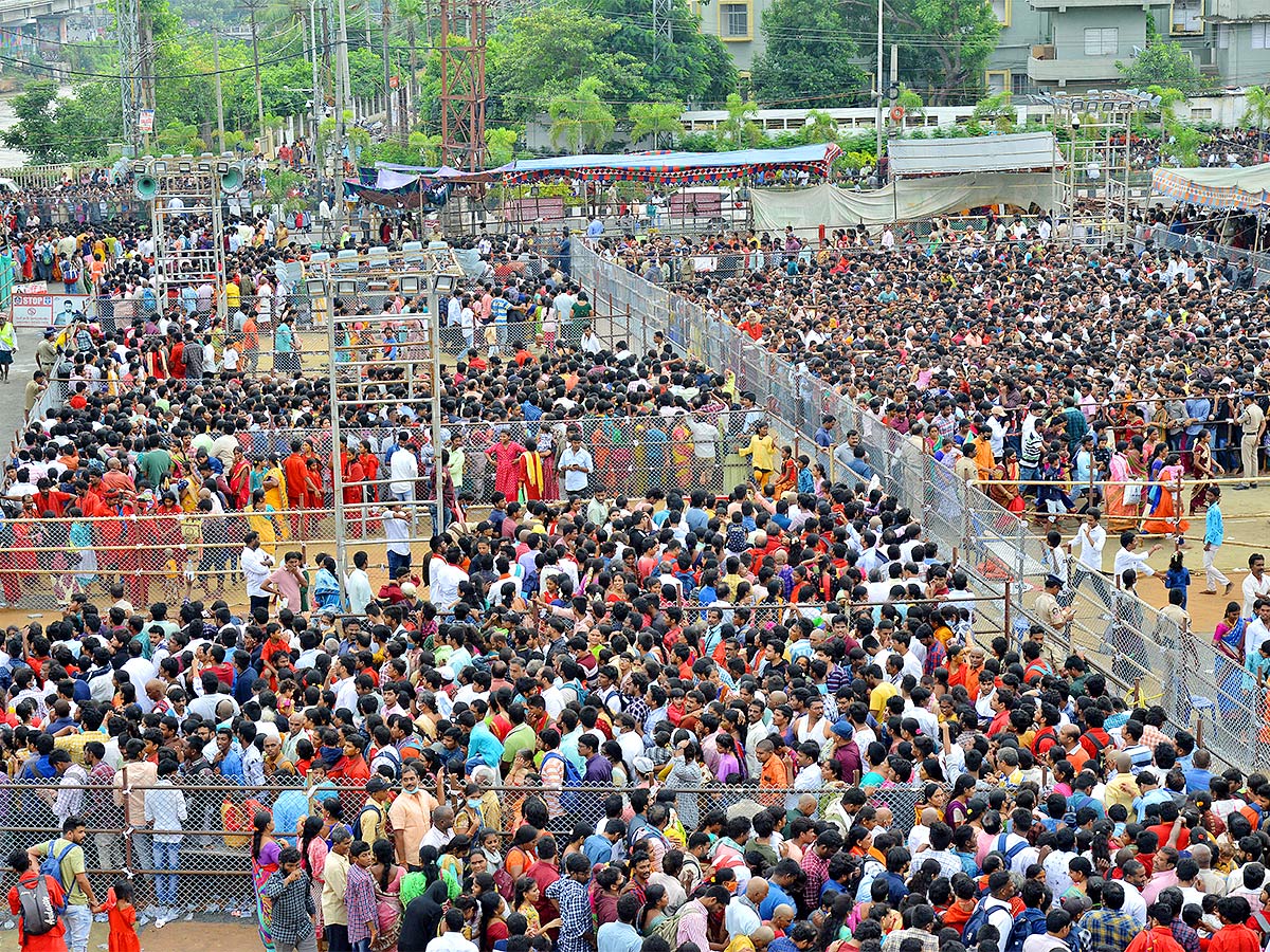 Devi Sharan Navaratri Celebrations 2022 Vijayawada Durga Temple - Sakshi22