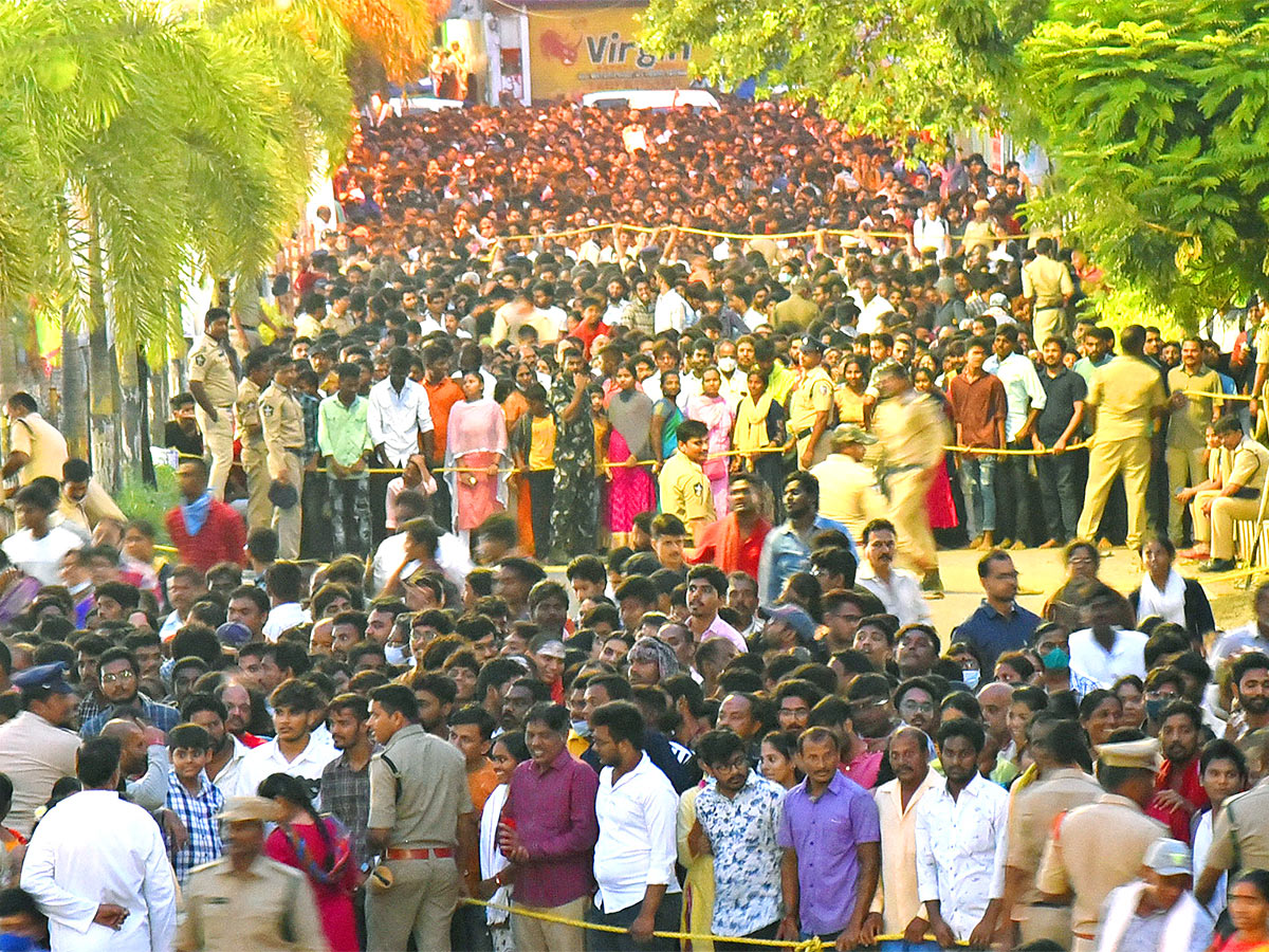 Devi Sharan Navaratri Celebrations 2022 Vijayawada Durga Temple - Sakshi3