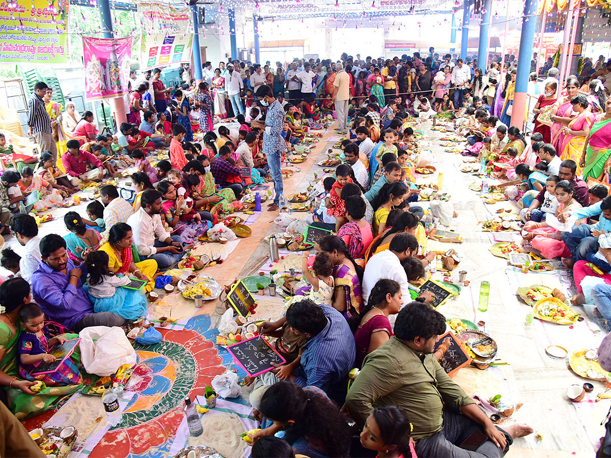 Devi Sharan Navaratri Celebrations 2022 Vijayawada Durga Temple - Sakshi4