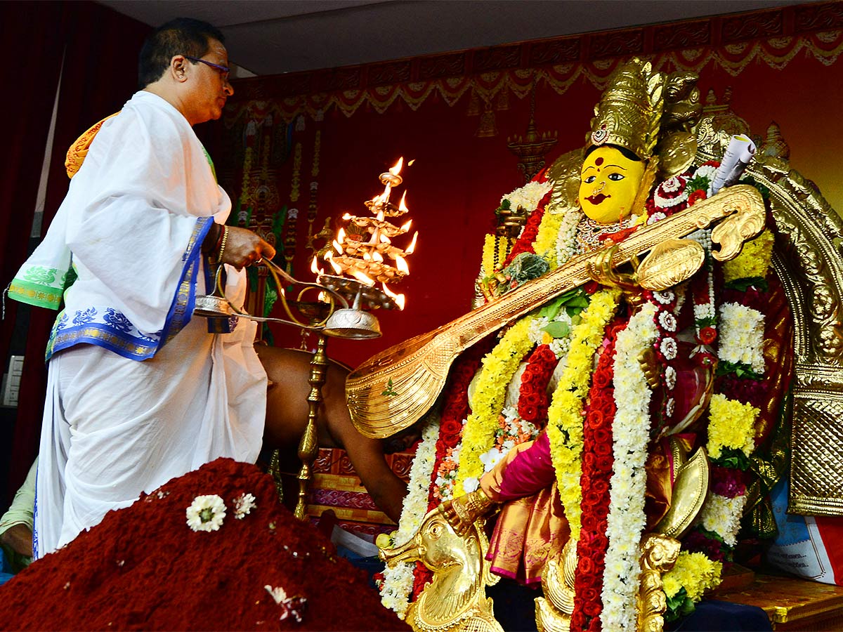 Devi Sharan Navaratri Celebrations 2022 Vijayawada Durga Temple - Sakshi5