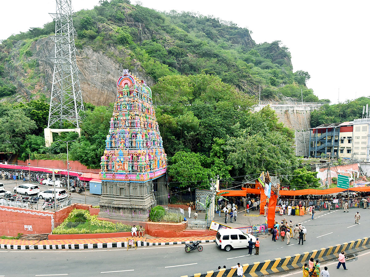 Devi Sharan Navaratri Celebrations 2022 Vijayawada Durga Temple - Sakshi7