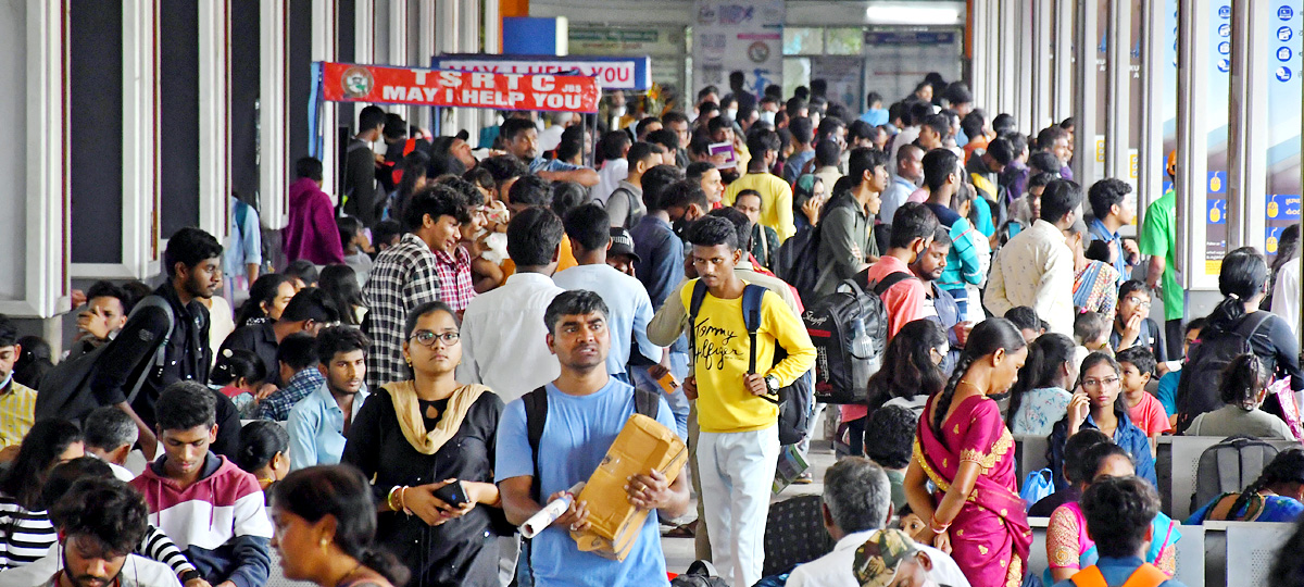 Festival Effect Huge Rush Of Passengers At Secunderabad - Sakshi2