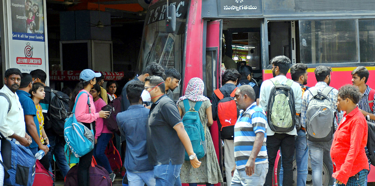 Festival Effect Huge Rush Of Passengers At Secunderabad - Sakshi1