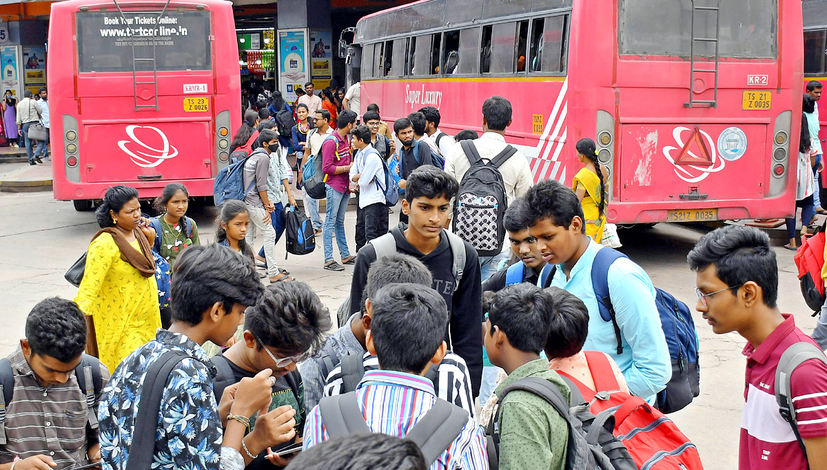 Festival Effect Huge Rush Of Passengers At Secunderabad - Sakshi4