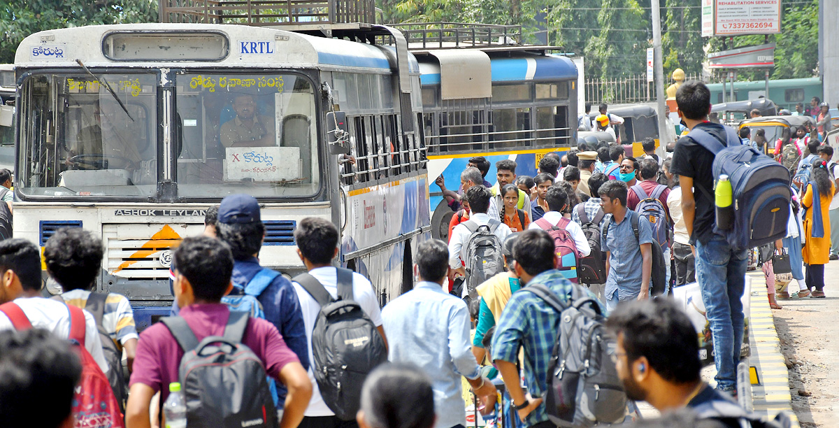 Festival Effect Huge Rush Of Passengers At Secunderabad - Sakshi5