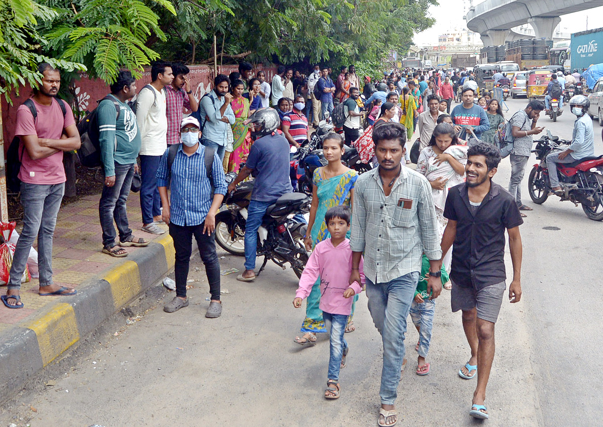 Festival Effect Huge Rush Of Passengers At Secunderabad - Sakshi6