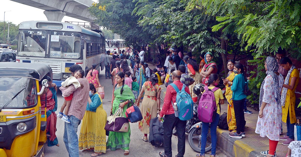 Festival Effect Huge Rush Of Passengers At Secunderabad - Sakshi7