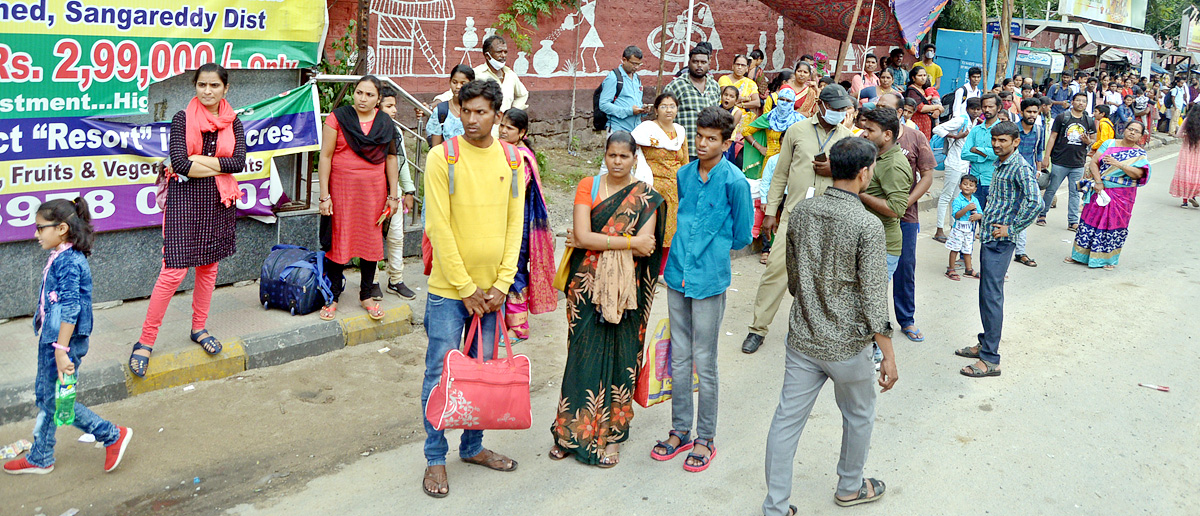 Festival Effect Huge Rush Of Passengers At Secunderabad - Sakshi9