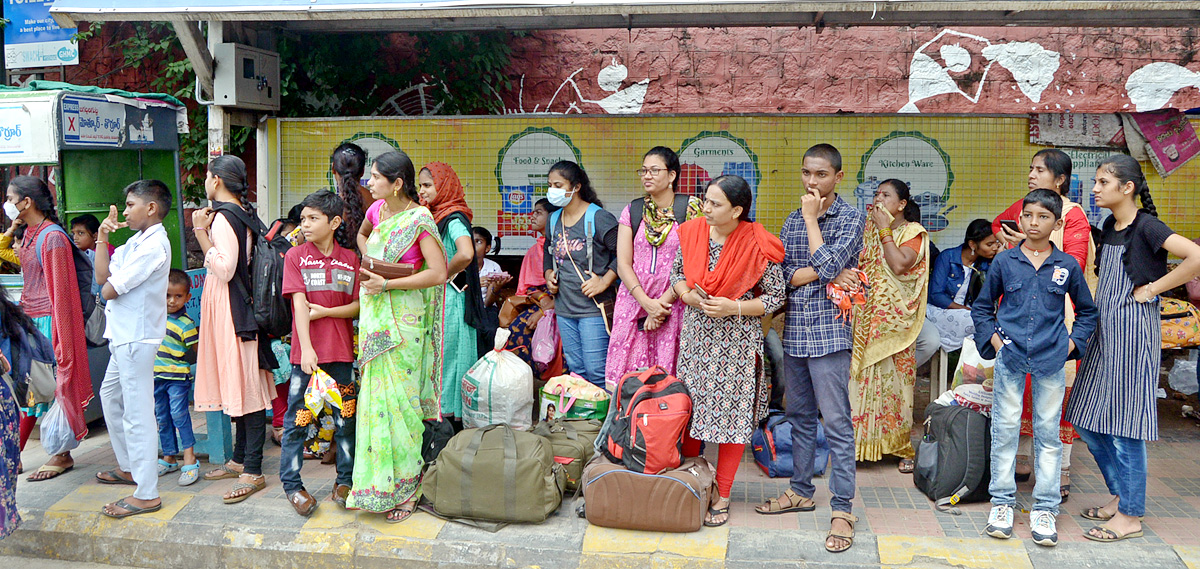 Festival Effect Huge Rush Of Passengers At Secunderabad - Sakshi10