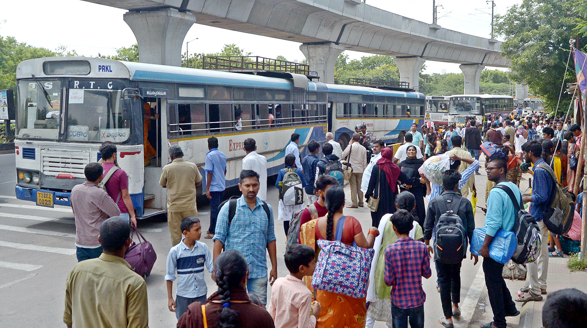 Festival Effect Huge Rush Of Passengers At Secunderabad - Sakshi11