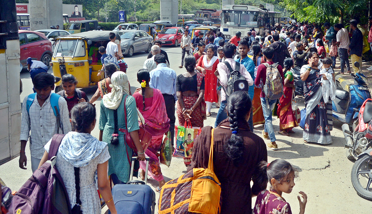 Festival Effect Huge Rush Of Passengers At Secunderabad - Sakshi12