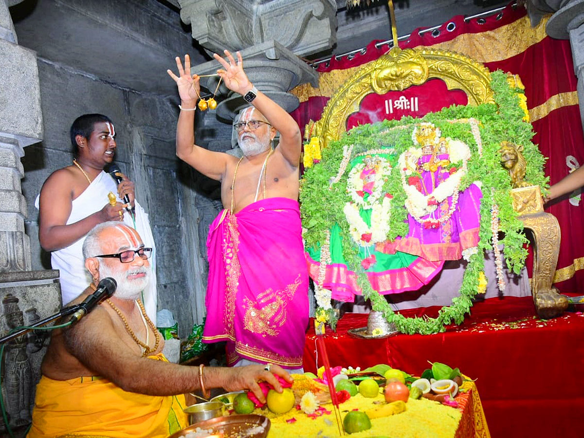 Karthika Masam 2022 Yadagiri Narasimha Swamy Darshanam Deeparadhana - Sakshi15