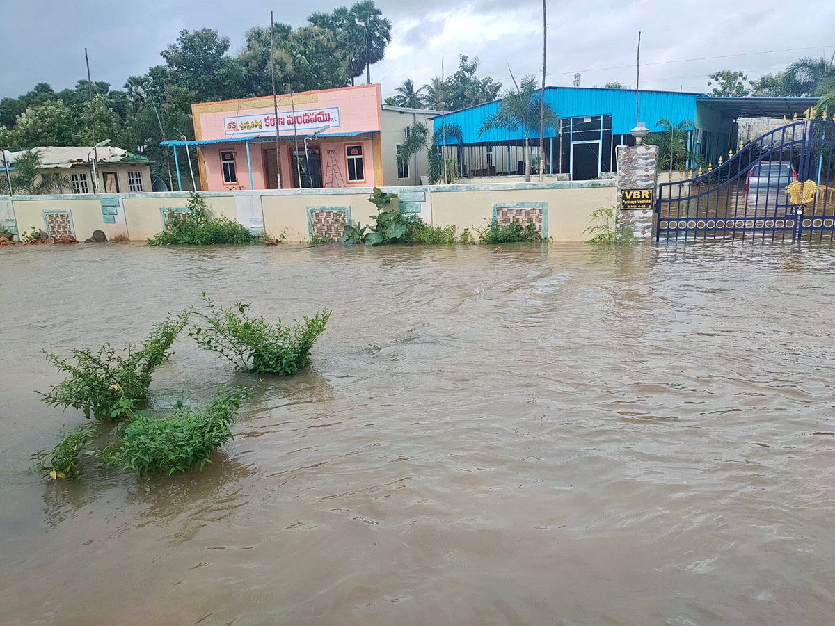 Heavy rains and thunderstorm in both Telugu states  - Sakshi17