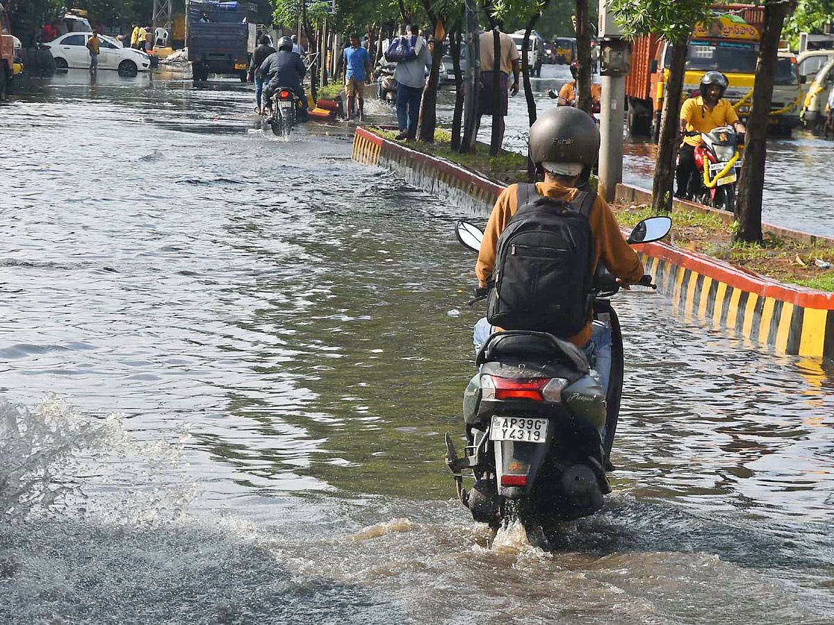 Heavy rains and thunderstorm in both Telugu states  - Sakshi21