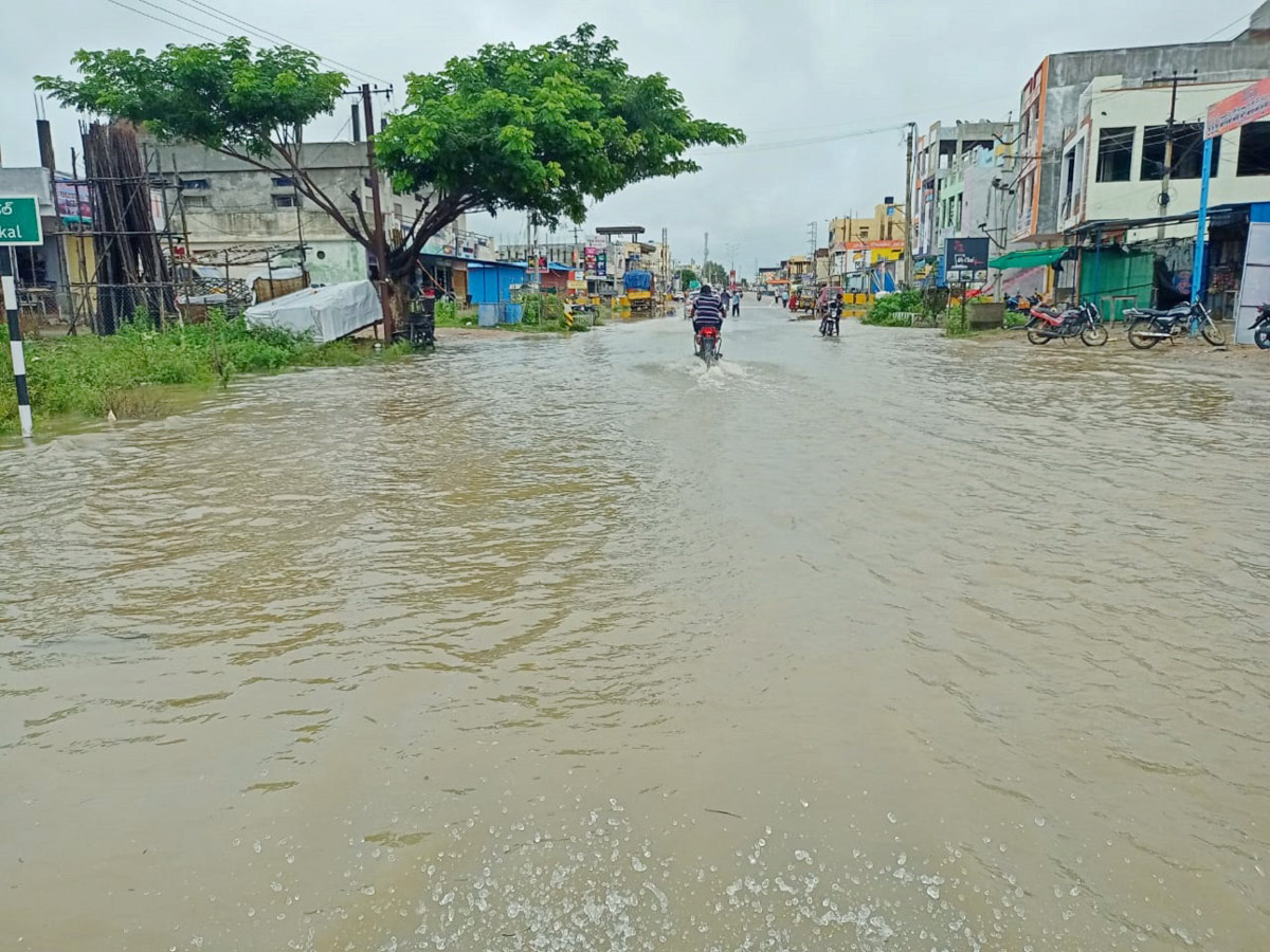 Heavy rains and thunderstorm in both Telugu states  - Sakshi24