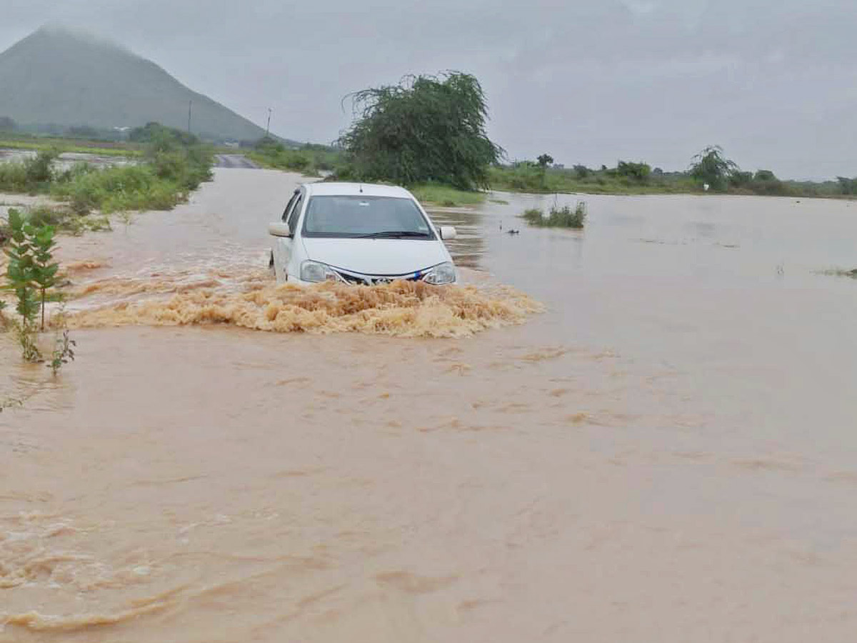 Heavy rains and thunderstorm in both Telugu states  - Sakshi33