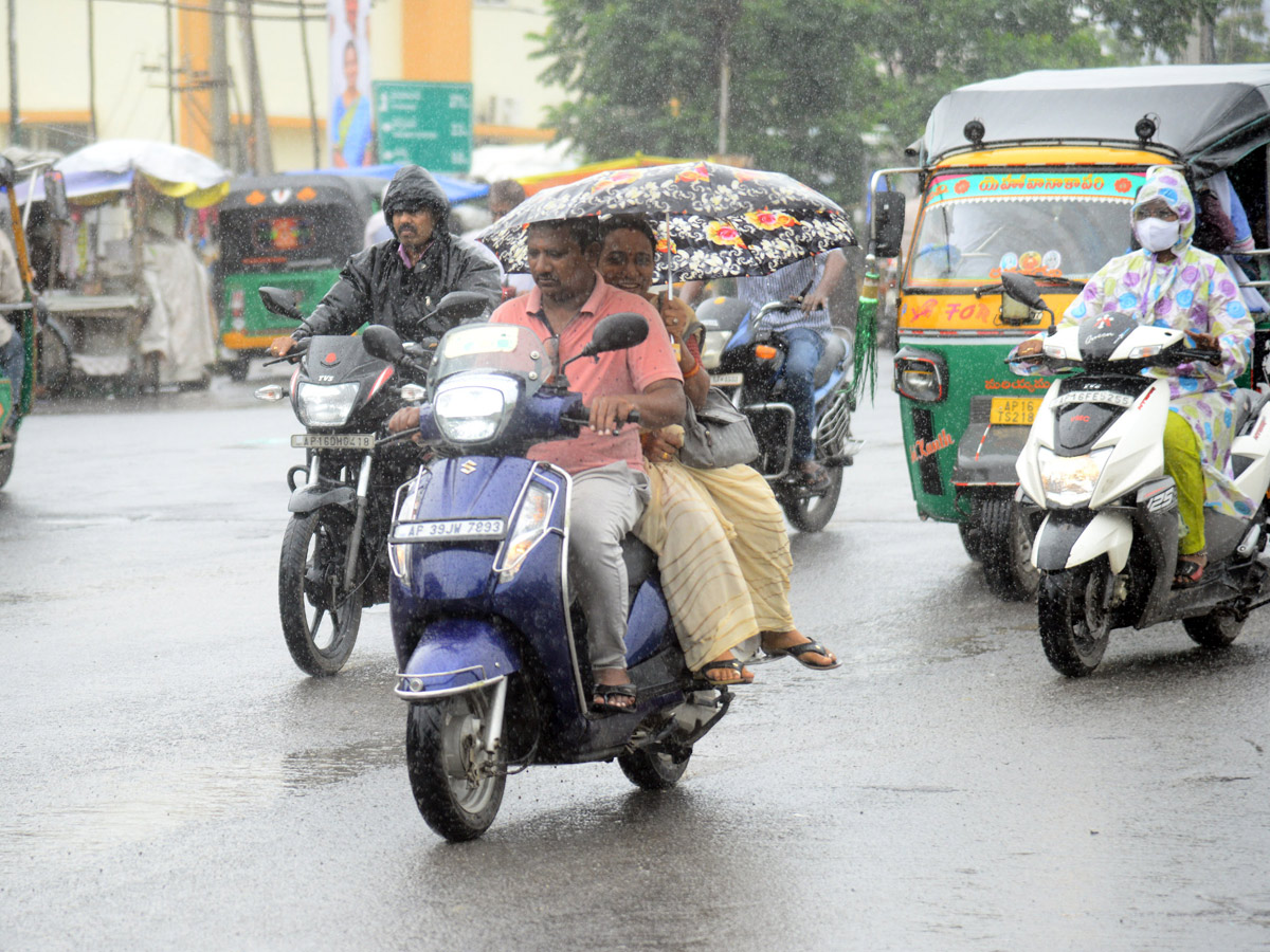 Heavy rains and thunderstorm in both Telugu states  - Sakshi36