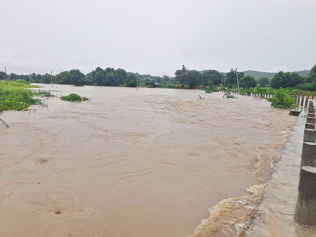 Heavy rains and thunderstorm in both Telugu states  - Sakshi7