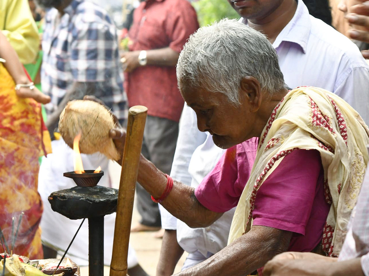 Alipiri Srivari Padala Mandapam resounding with Chants of Govinda  - Sakshi2