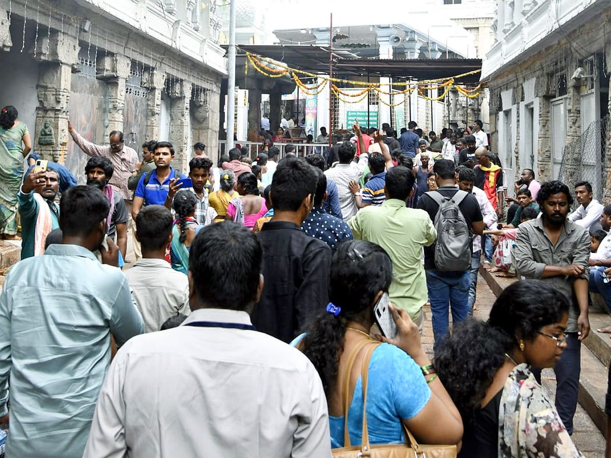 Alipiri Srivari Padala Mandapam resounding with Chants of Govinda  - Sakshi1