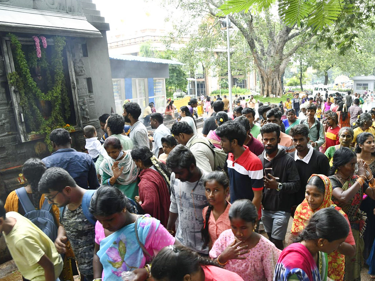 Alipiri Srivari Padala Mandapam resounding with Chants of Govinda  - Sakshi3