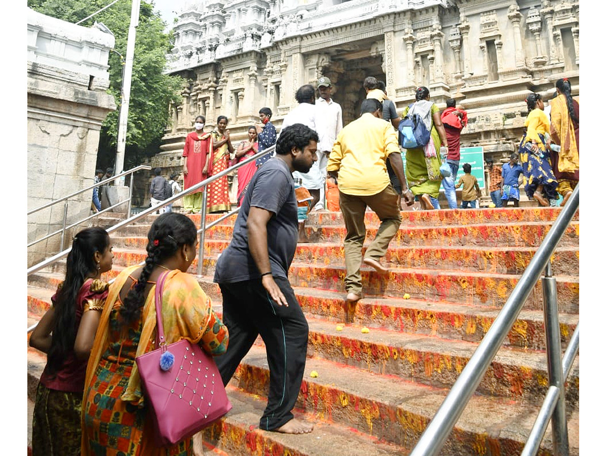 Alipiri Srivari Padala Mandapam resounding with Chants of Govinda  - Sakshi7